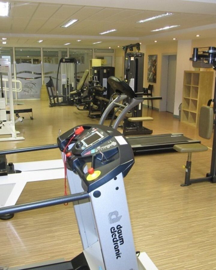 Reha-Meuser_Galerie-Villmar_geraeteraum-laufbaender